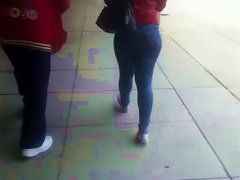 Big Booty Jeans Walking With Her Boyfriend 1